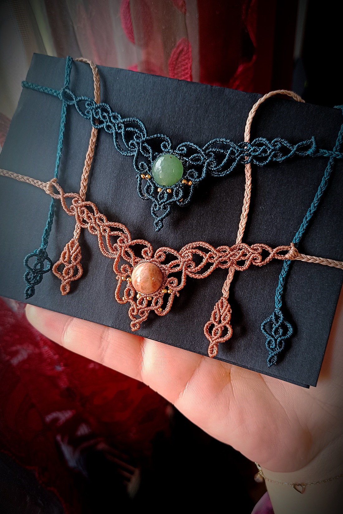Colier delicat micromacrame cu cristal natural - bijuterii - coliere - chockere - Artynos.ro Colier delicat micromacrame cu cristal natural - bijuterii - coliere - chockere - Artynos.ro