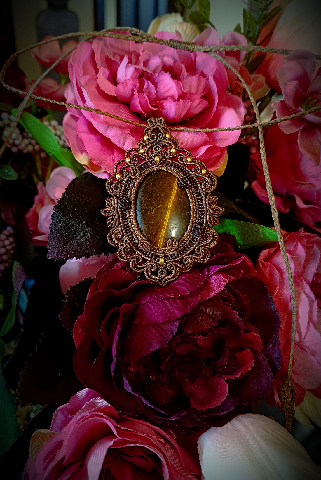 Pandantiv Talisman Micromacrame Ochi de tigru - bijuterii - coliere - coliere din pietre semiprețioase - Artynos.ro Pandantiv Talisman Micromacrame Ochi de tigru - bijuterii - coliere - coliere din pietre semiprețioase - Artynos.ro