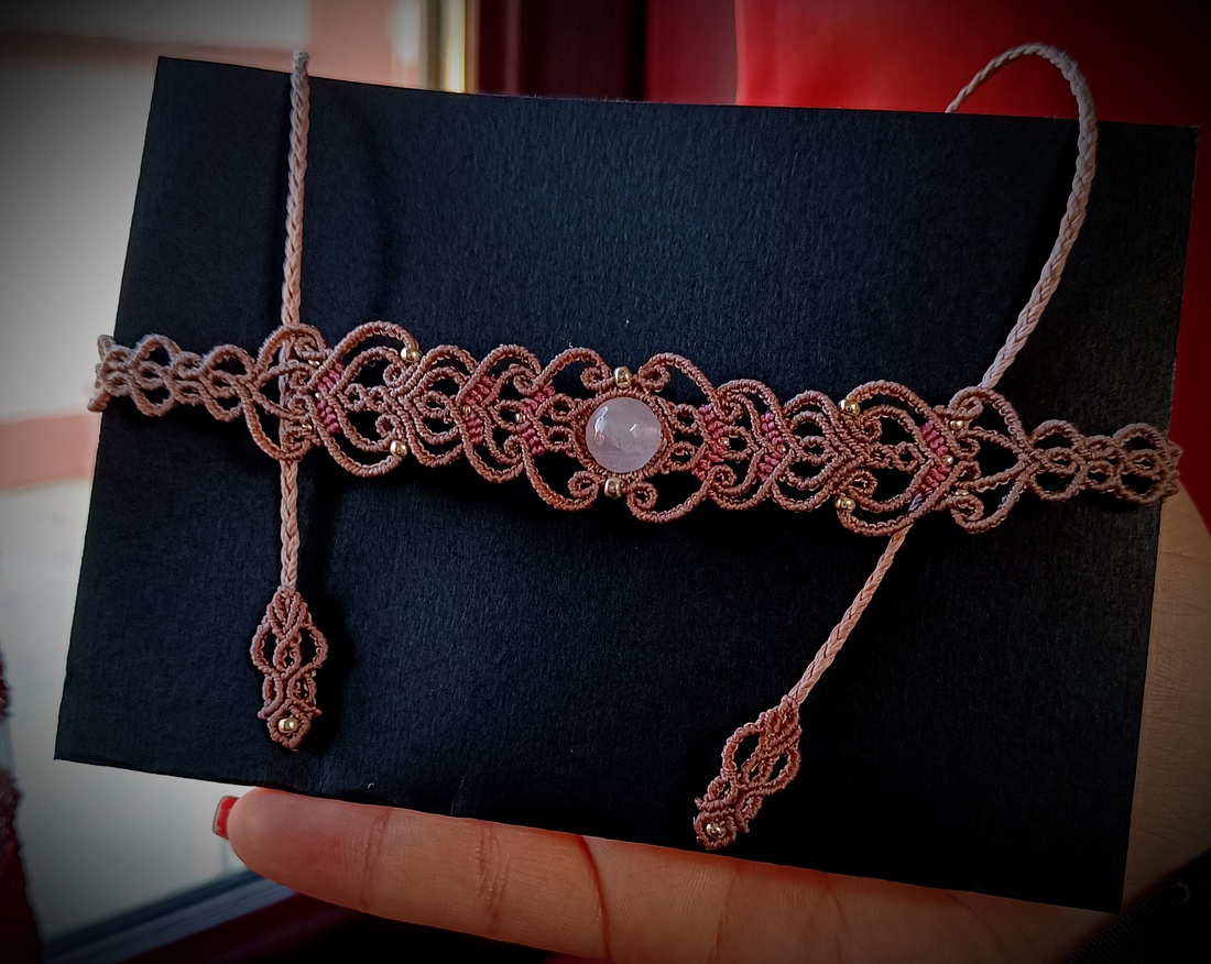 Choker delicat micromacrame cu cuart roz - bijuterii - coliere - chockere - Artynos.ro Choker delicat micromacrame cu cuart roz - bijuterii - coliere - chockere - Artynos.ro
