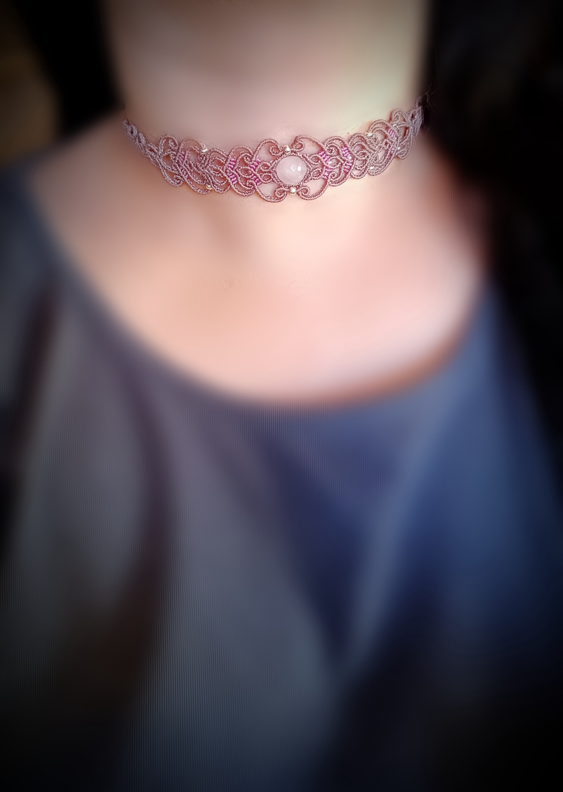 Choker delicat micromacrame cu cuart roz - bijuterii - coliere - chockere - Artynos.ro Choker delicat micromacrame cu cuart roz - bijuterii - coliere - chockere - Artynos.ro
