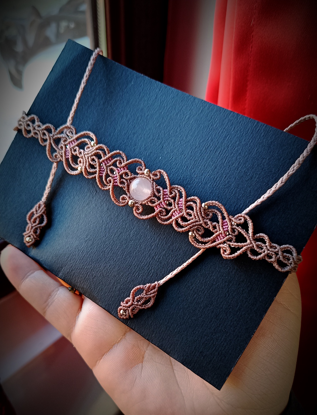 Choker delicat micromacrame cu cuart roz - bijuterii - coliere - chockere - Artynos.ro Choker delicat micromacrame cu cuart roz - bijuterii - coliere - chockere - Artynos.ro