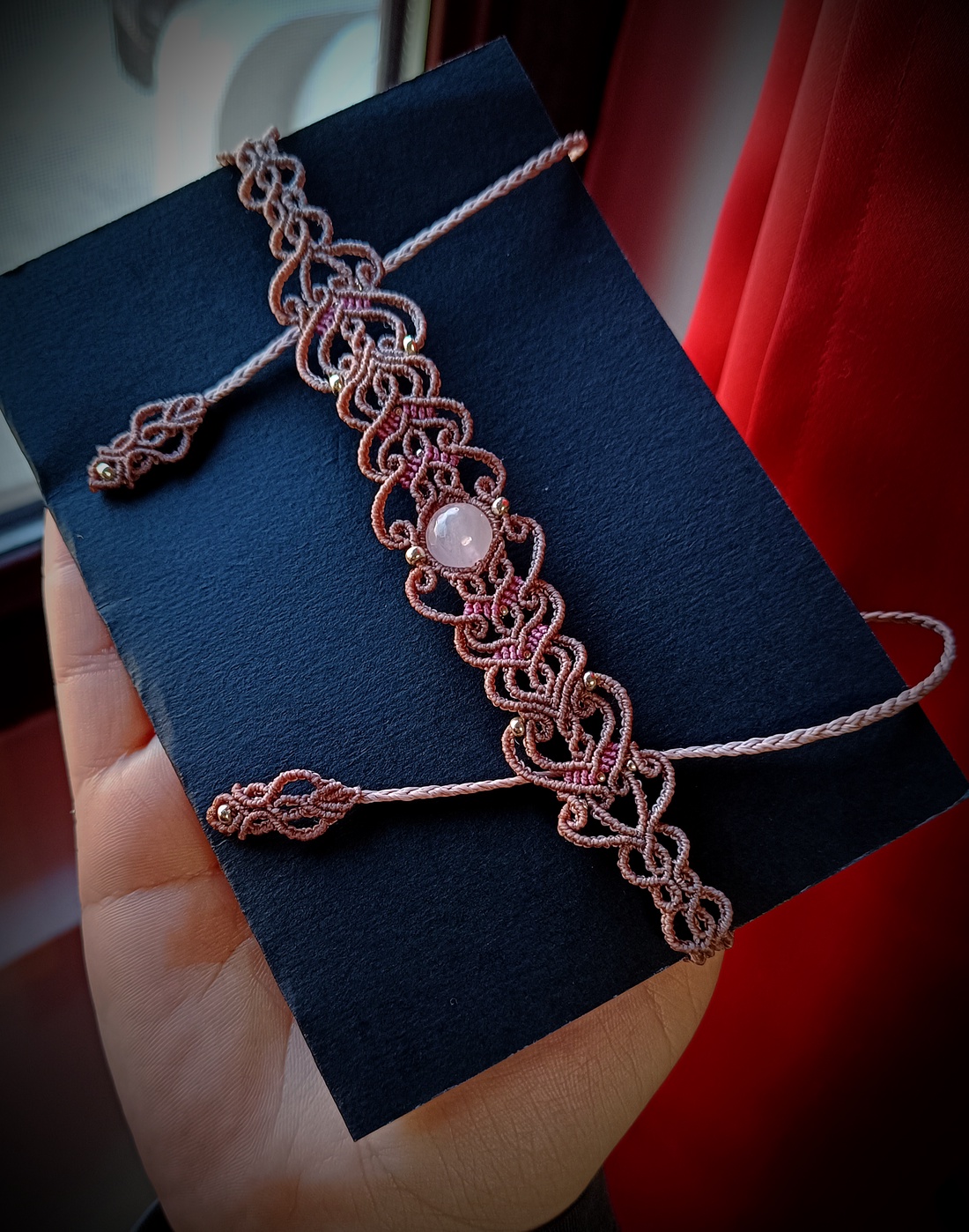 Choker delicat micromacrame cu cuart roz - bijuterii - coliere - chockere - Artynos.ro Choker delicat micromacrame cu cuart roz - bijuterii - coliere - chockere - Artynos.ro