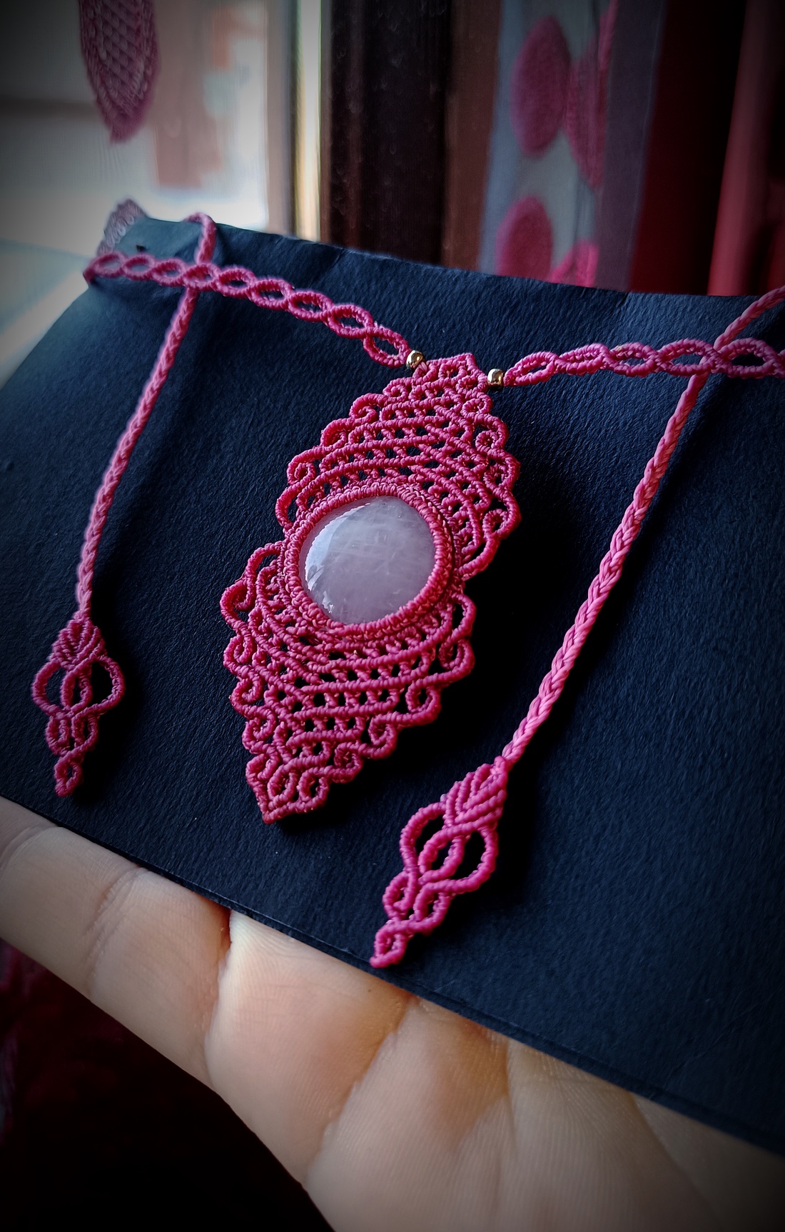 Colier pandantiv micromacrame cu cuart roz - bijuterii - coliere - pandative - Artynos.ro Colier pandantiv micromacrame cu cuart roz - bijuterii - coliere - pandative - Artynos.ro