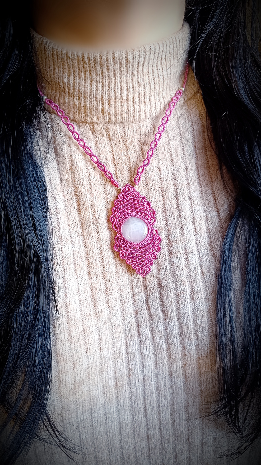 Colier pandantiv micromacrame cu cuart roz - bijuterii - coliere - pandative - Artynos.ro Colier pandantiv micromacrame cu cuart roz - bijuterii - coliere - pandative - Artynos.ro