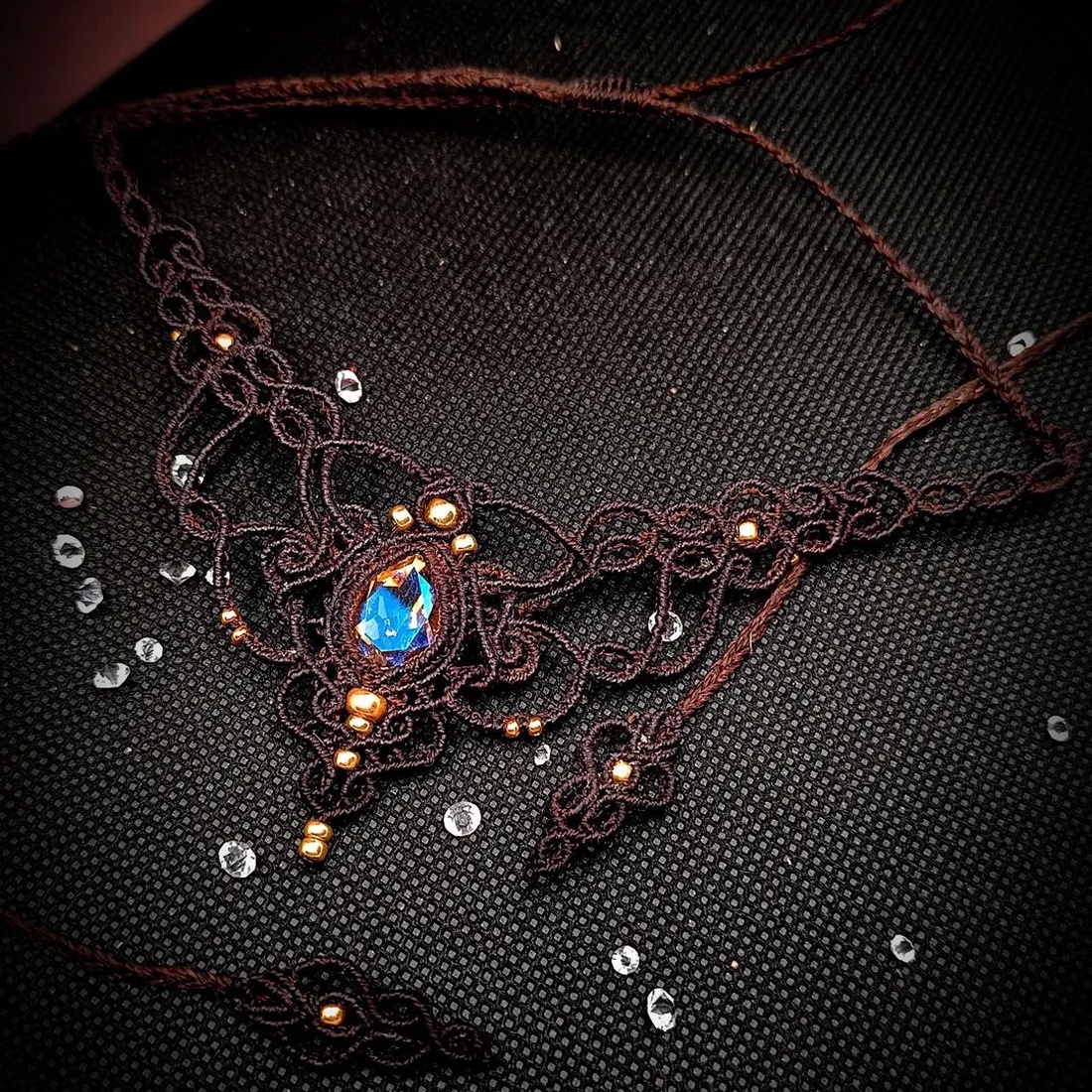 Colier elegant maro cu cristal Swarovski  - bijuterii - coliere - chockere - Artynos.ro