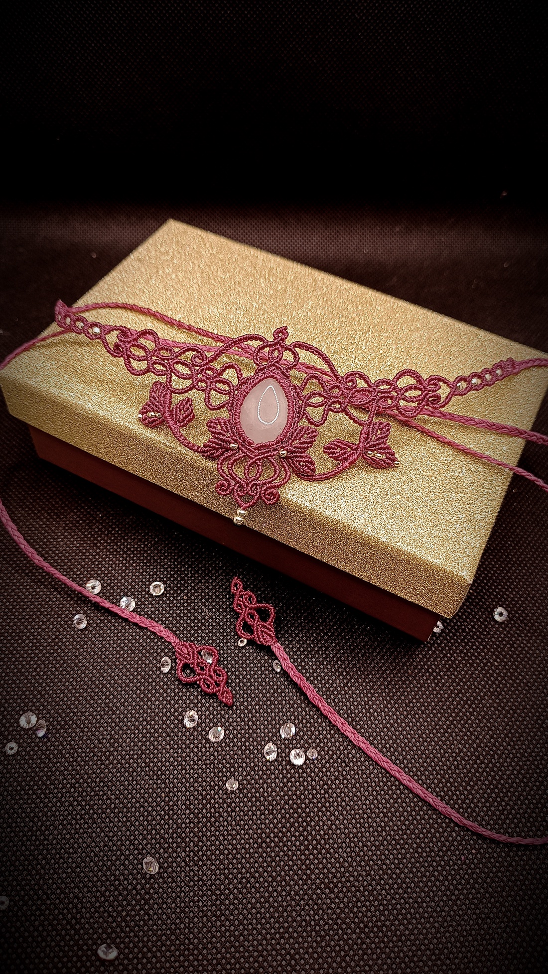 Colier macrame magenta cu cuart roz - bijuterii - coliere - coliere din pietre semiprețioase - Artynos.ro