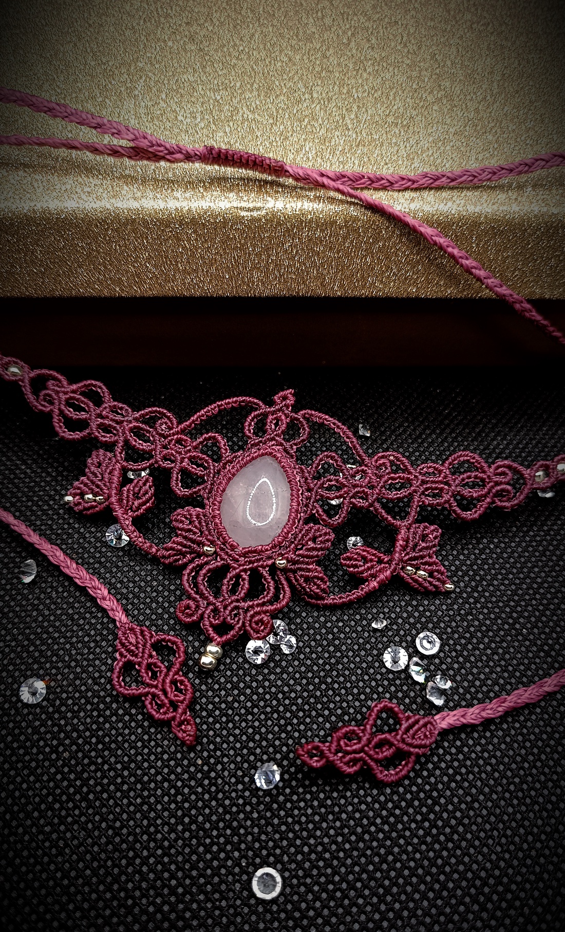 Colier macrame magenta cu cuart roz - bijuterii - coliere - coliere din pietre semiprețioase - Artynos.ro