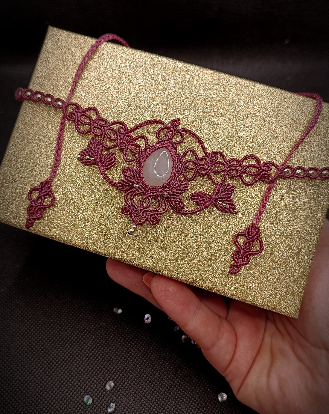 Colier macrame magenta cu cuart roz - bijuterii - coliere - coliere din pietre semiprețioase - Artynos.ro