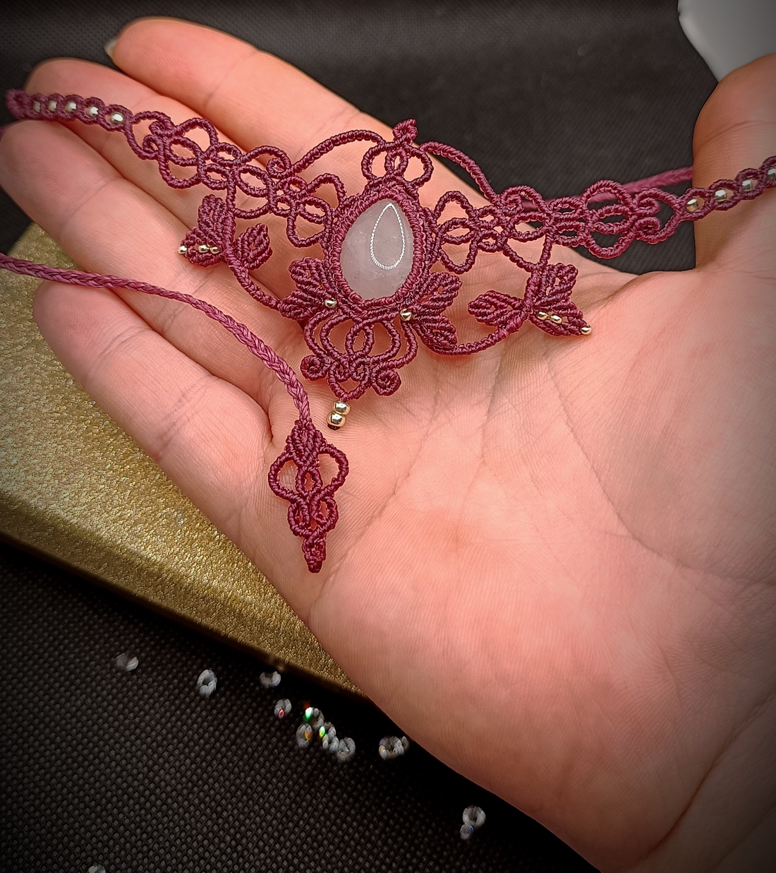 Colier macrame magenta cu cuart roz - bijuterii - coliere - coliere din pietre semiprețioase - Artynos.ro