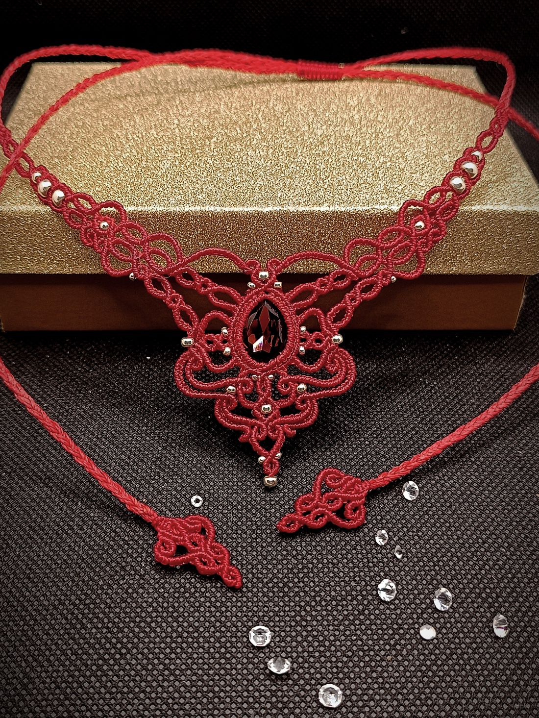 Colier roșu elegant micromacrame cu cristal Swarovski  - bijuterii - coliere - chockere - Artynos.ro