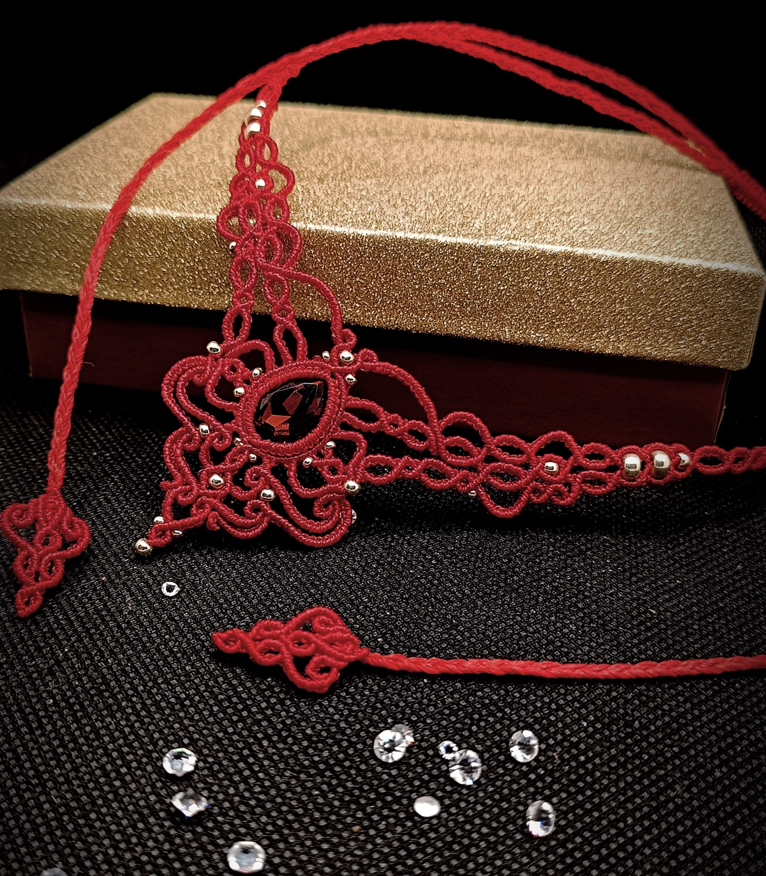 Colier roșu elegant micromacrame cu cristal Swarovski  - bijuterii - coliere - chockere - Artynos.ro