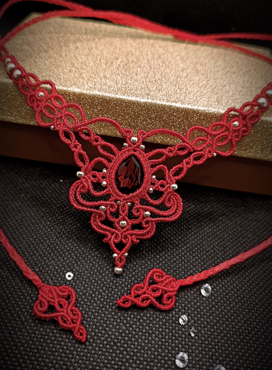 Colier roșu elegant micromacrame cu cristal Swarovski  - bijuterii - coliere - chockere - Artynos.ro