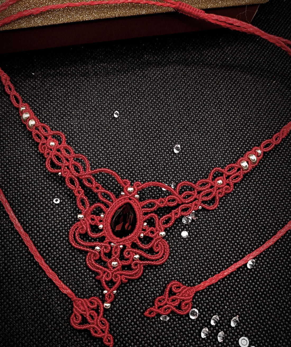 Colier roșu elegant micromacrame cu cristal Swarovski  - bijuterii - coliere - chockere - Artynos.ro