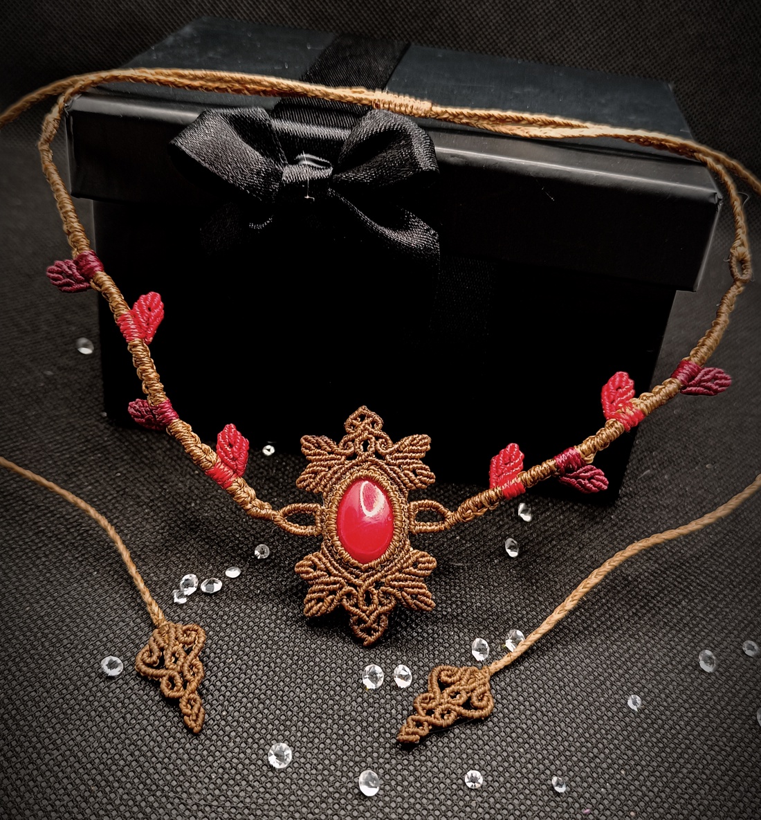 Colier choker micromacrame cu frunze și jad roșu  - bijuterii - coliere - chockere - Artynos.ro