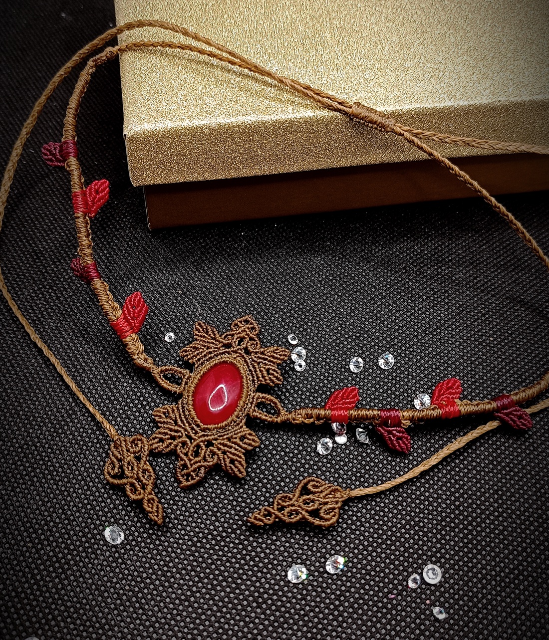 Colier choker micromacrame cu frunze și jad roșu  - bijuterii - coliere - chockere - Artynos.ro