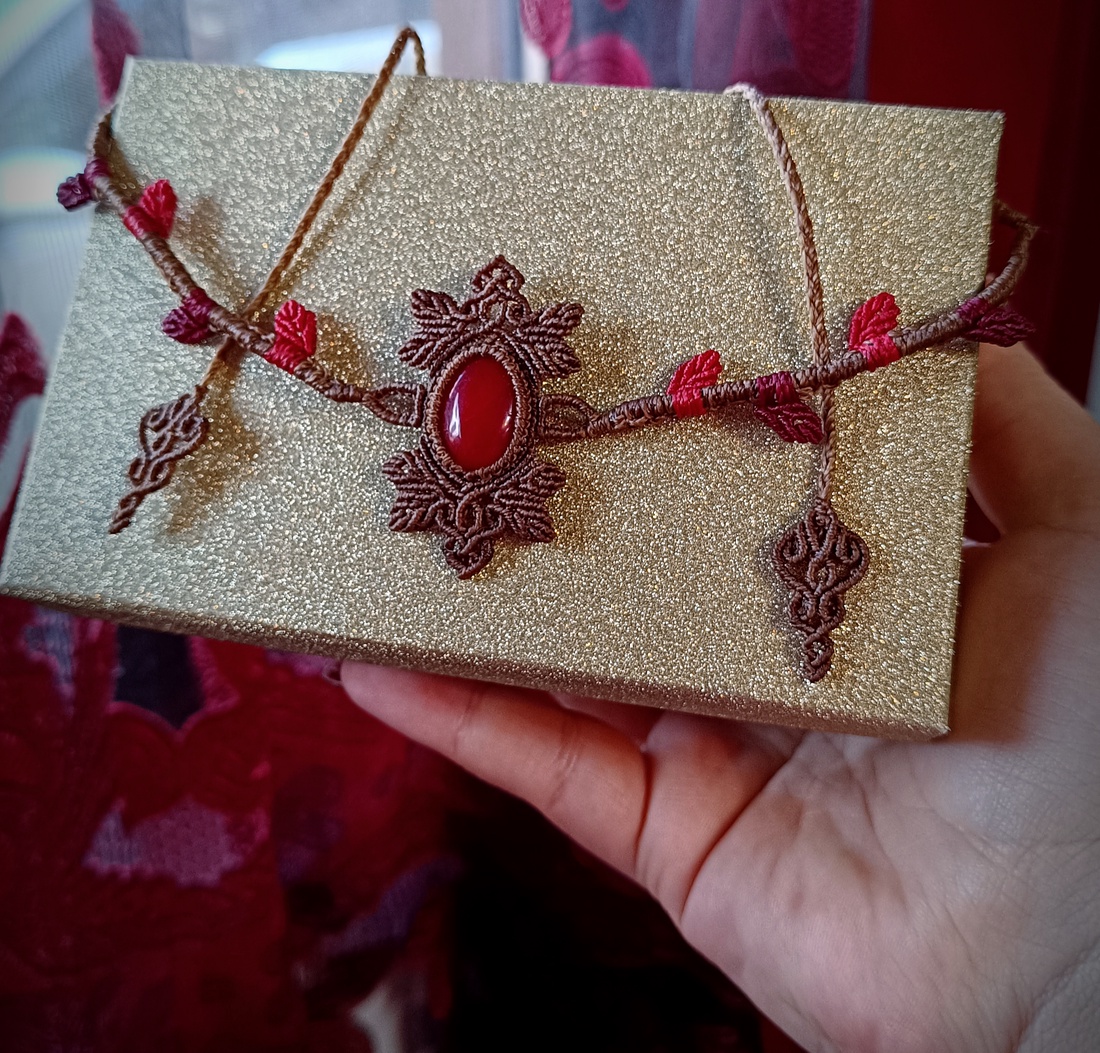 Colier choker micromacrame cu frunze și jad roșu  - bijuterii - coliere - chockere - Artynos.ro