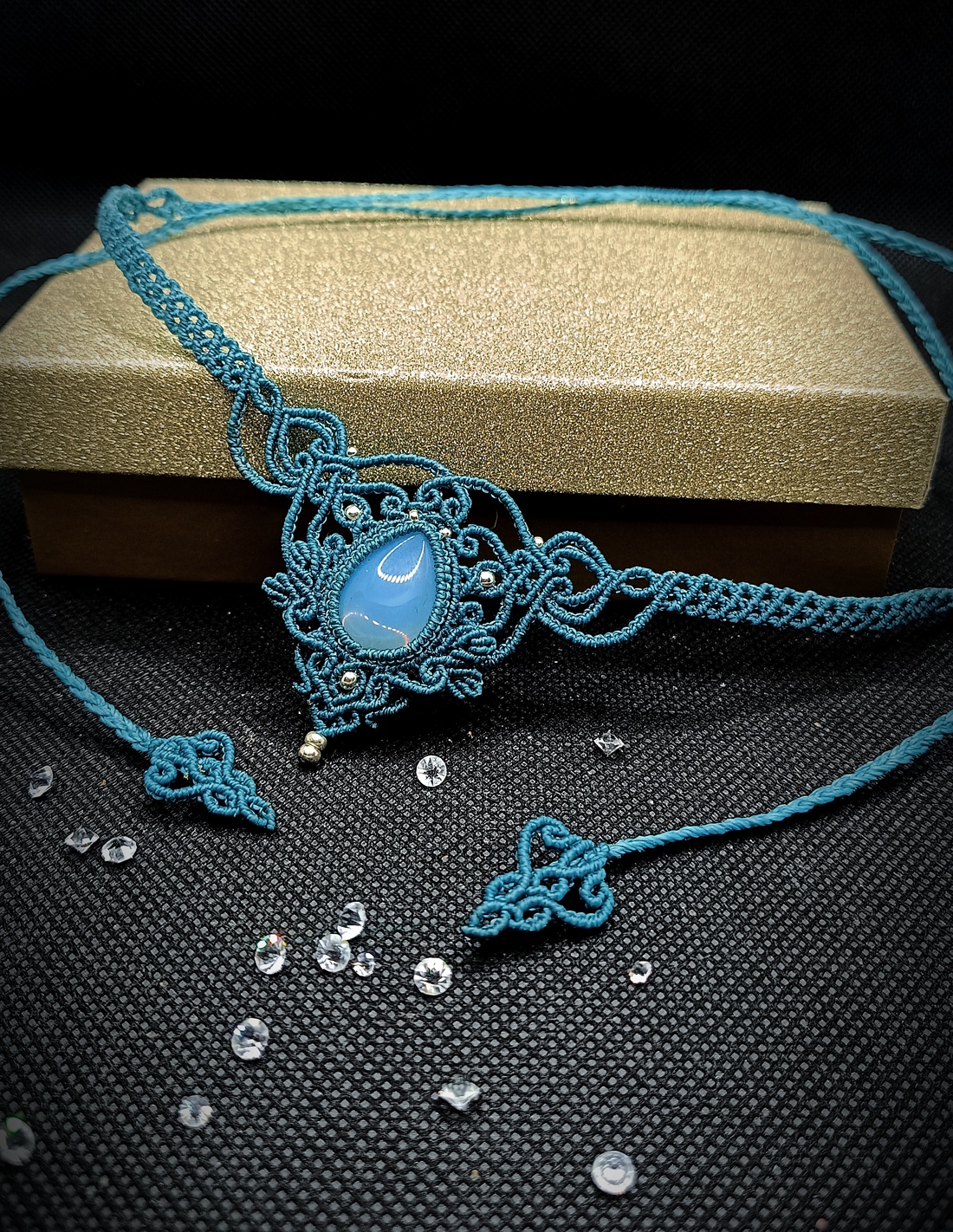 Colier choker turcoaz micromacrame cu Opal  - bijuterii - coliere - chockere - Artynos.ro