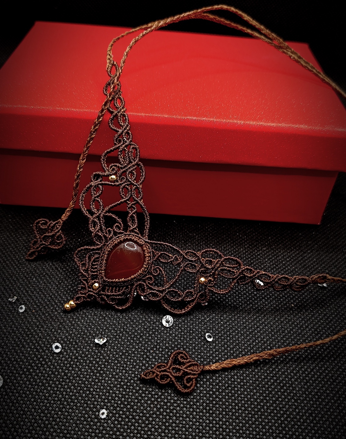 Colier bohemian maro micromacrame cu Agata  - bijuterii - coliere - chockere - Artynos.ro