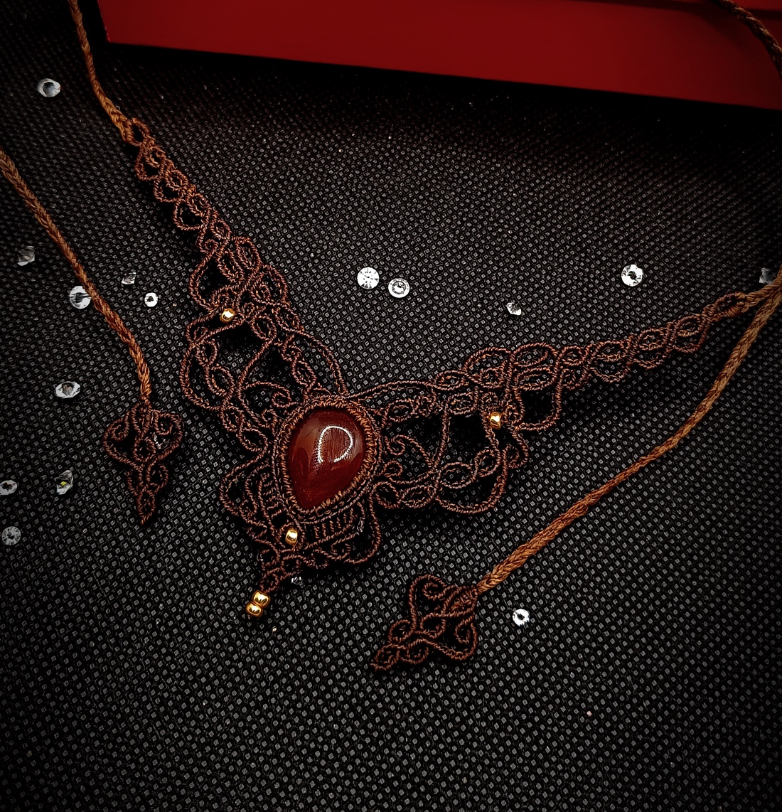 Colier bohemian maro micromacrame cu Agata  - bijuterii - coliere - chockere - Artynos.ro