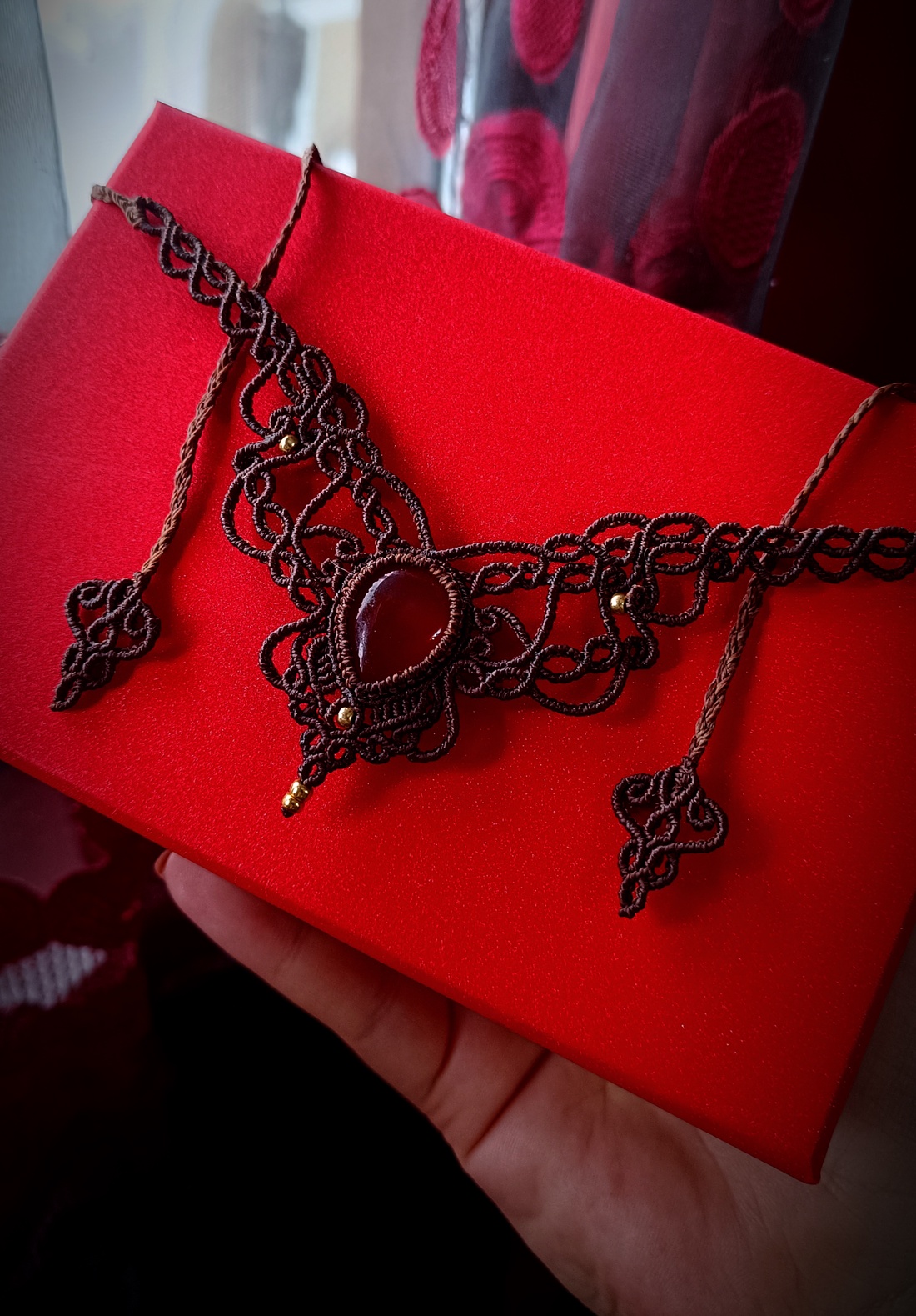 Colier bohemian maro micromacrame cu Agata  - bijuterii - coliere - chockere - Artynos.ro