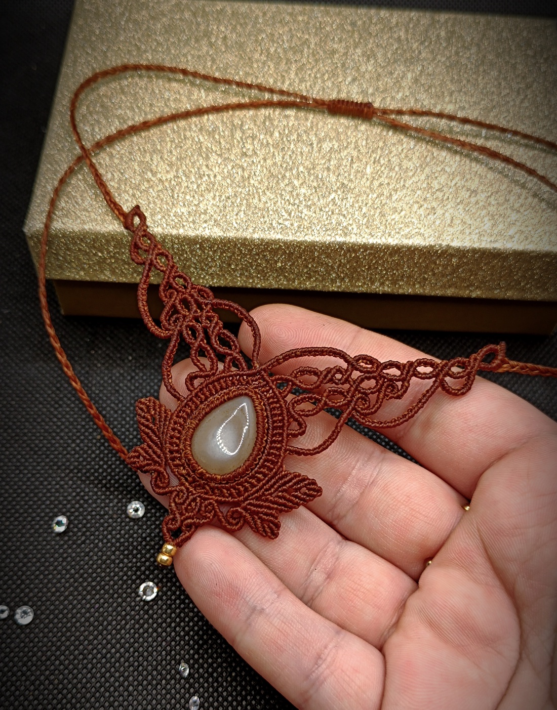 Colier frunze Micromacrame cu Agata  - bijuterii - coliere - chockere - Artynos.ro