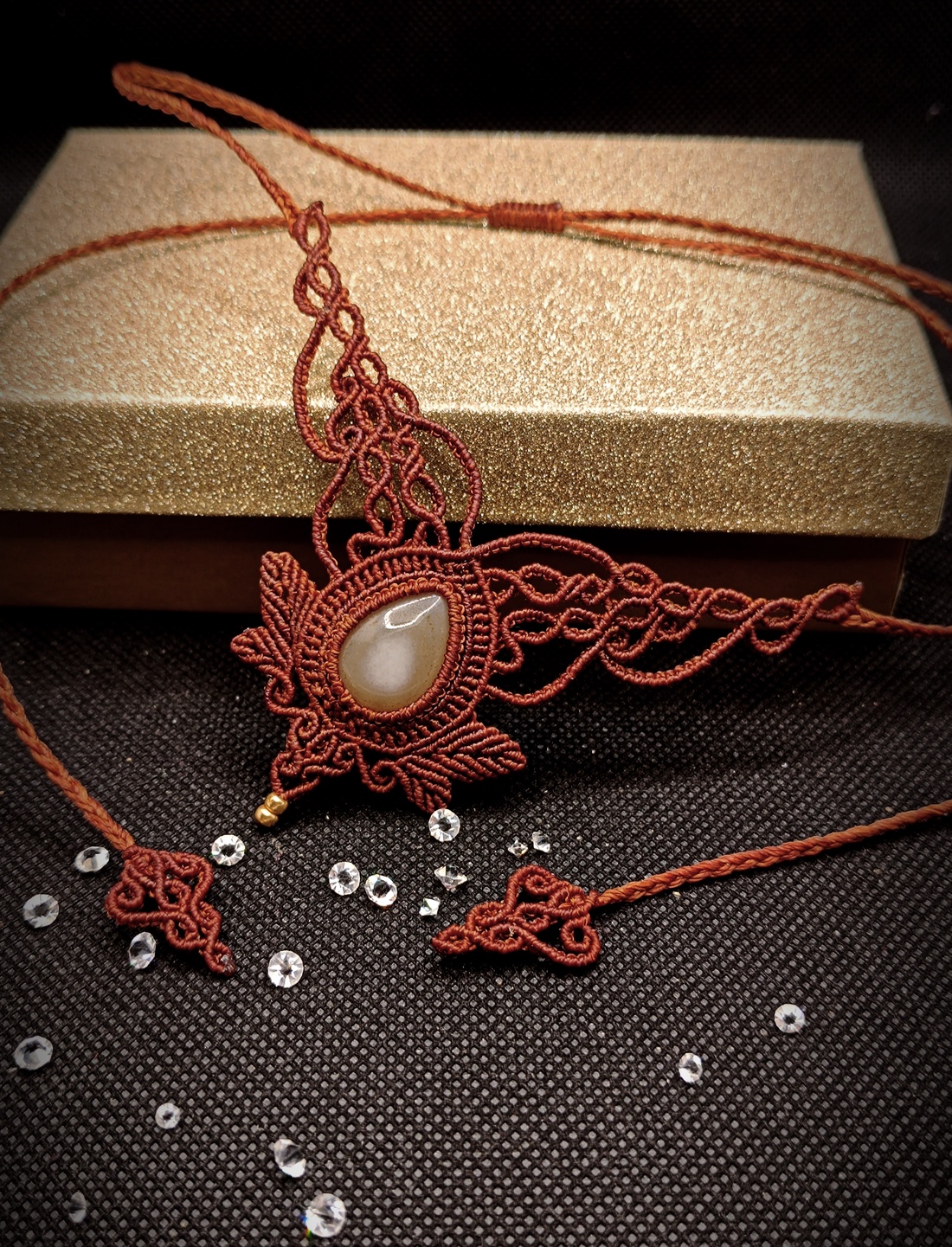 Colier frunze Micromacrame cu Agata  - bijuterii - coliere - chockere - Artynos.ro