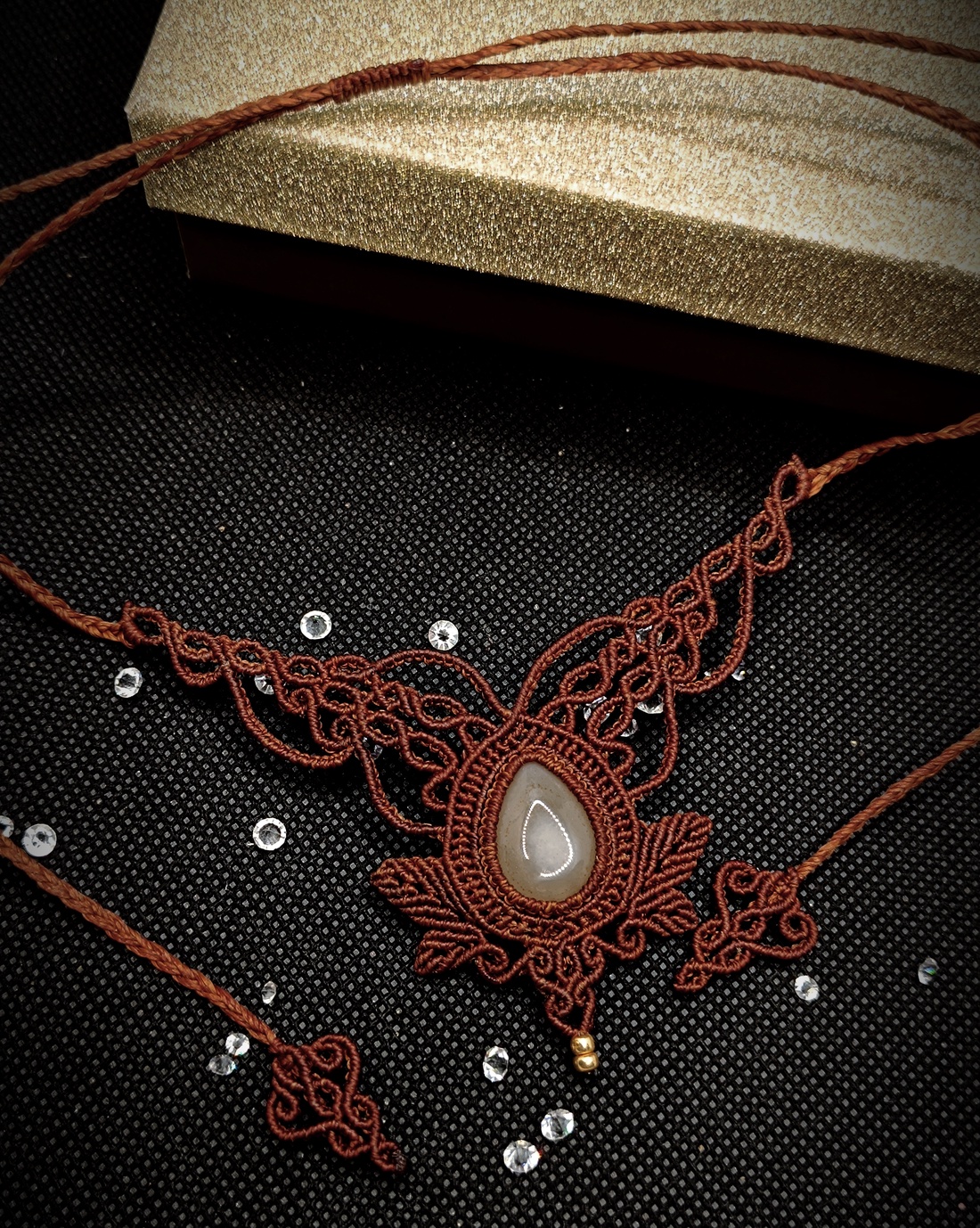 Colier frunze Micromacrame cu Agata  - bijuterii - coliere - chockere - Artynos.ro