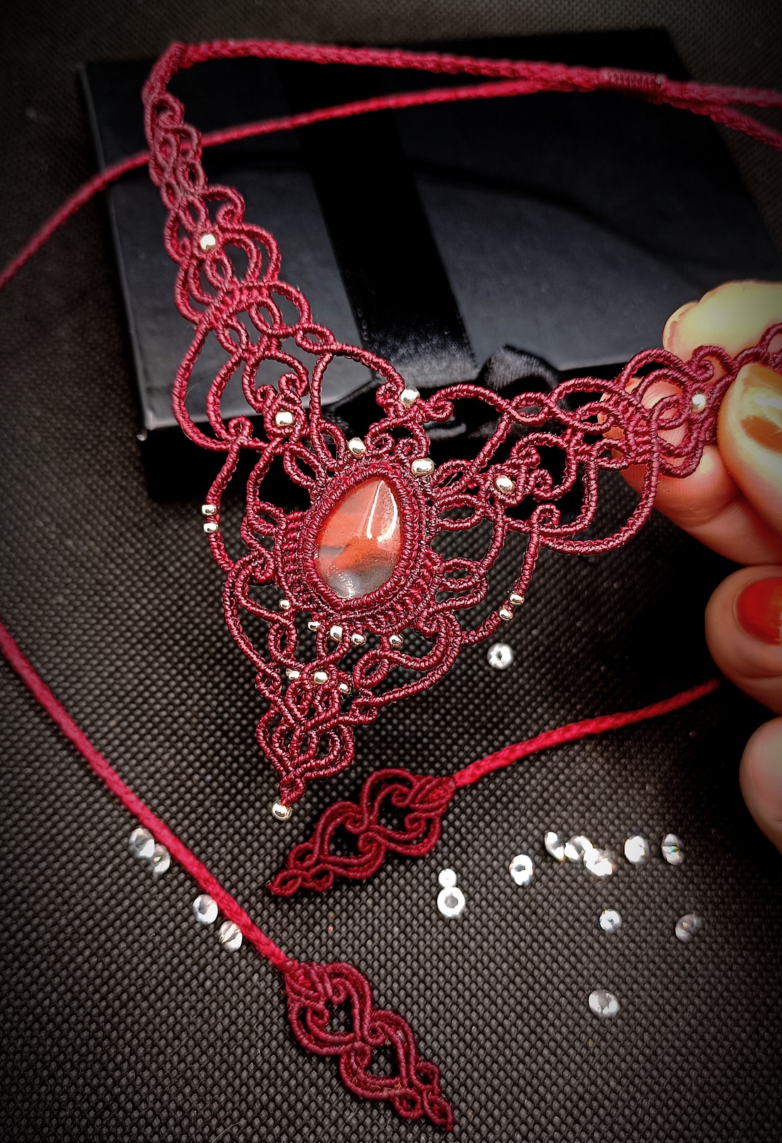 Colier roșu victorian micromacrame Cuart   - bijuterii - coliere - coliere din pietre semiprețioase - Artynos.ro