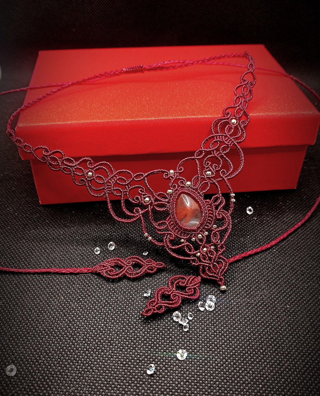 Colier roșu victorian micromacrame Cuart   - bijuterii - coliere - coliere din pietre semiprețioase - Artynos.ro