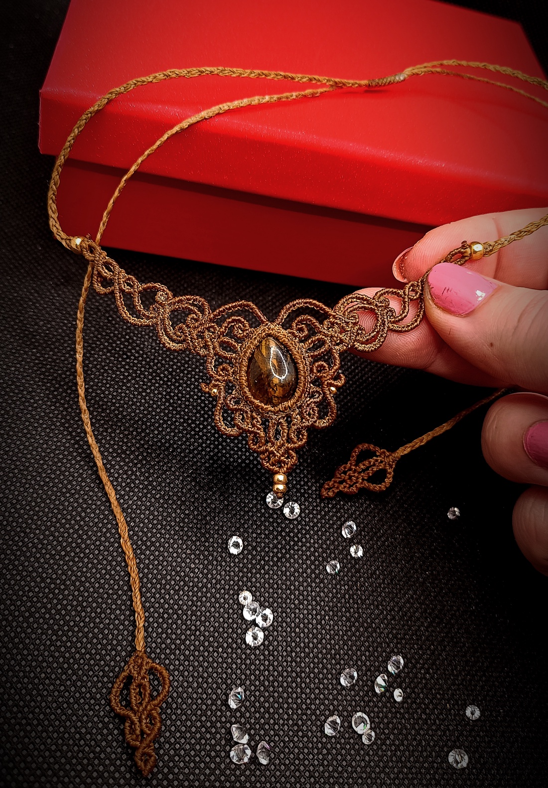 Colier delicat micromacrame ochi de tigru - bijuterii - coliere - chockere - Artynos.ro