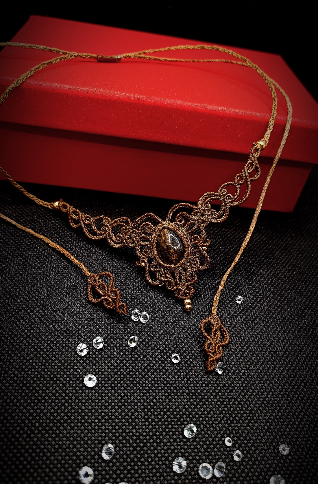 Colier delicat micromacrame ochi de tigru - bijuterii - coliere - chockere - Artynos.ro