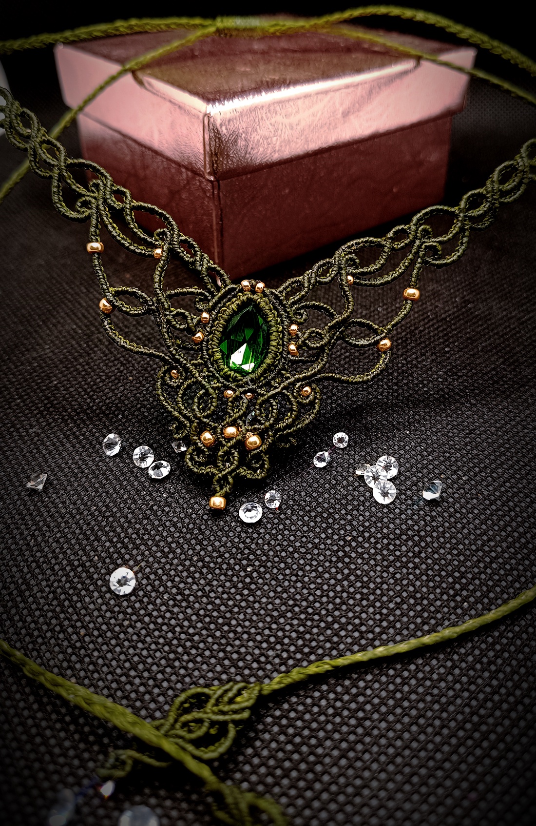 Colier olive macrame cu cristal Preciosa - bijuterii - coliere - chockere - Artynos.ro