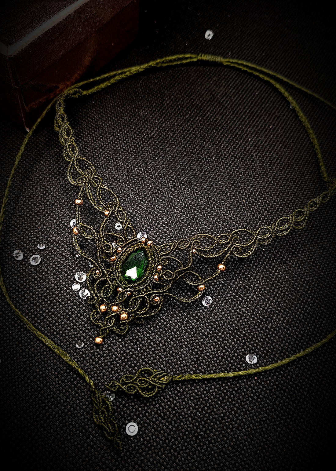 Colier olive macrame cu cristal Preciosa - bijuterii - coliere - chockere - Artynos.ro