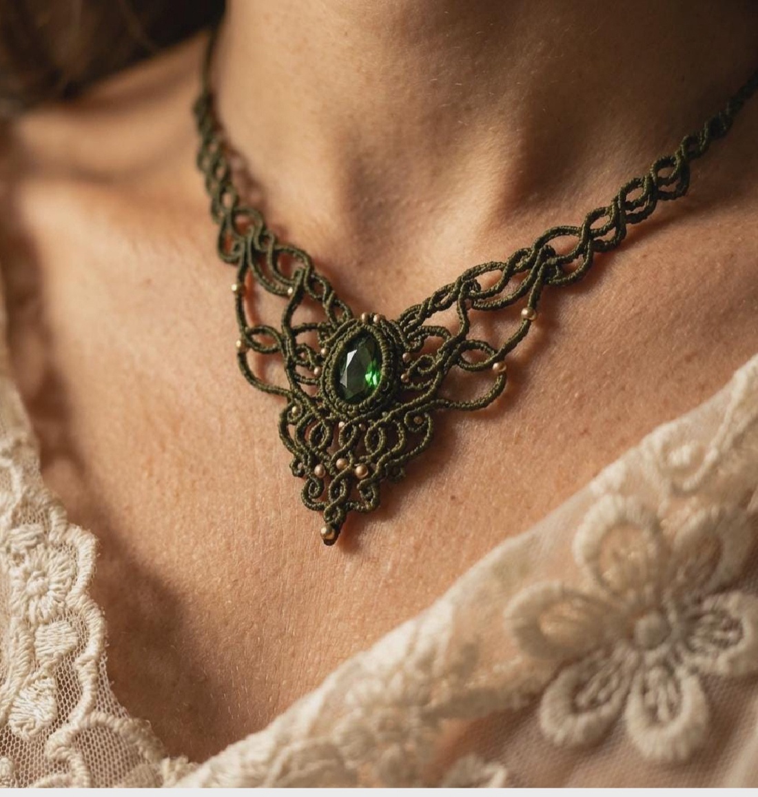 Colier olive macrame cu cristal Preciosa - bijuterii - coliere - chockere - Artynos.ro