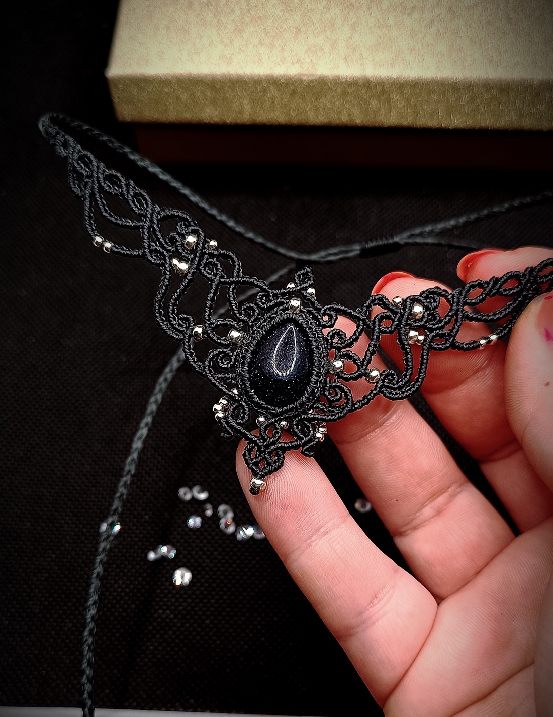 Colier micromacrame vintage Princess cu piatra soarelui - bijuterii - coliere - chockere - Artynos.ro