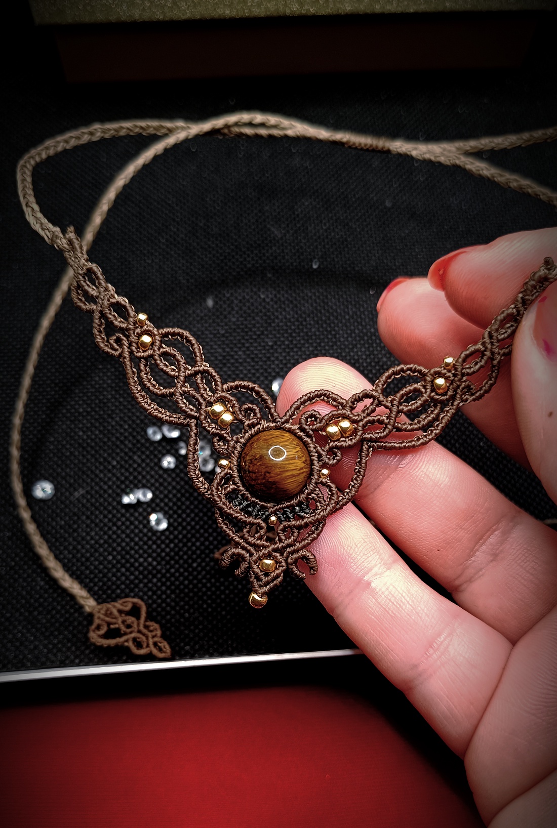 Colier medieval maro delicat ochi de tigru  - bijuterii - coliere - chockere - Artynos.ro