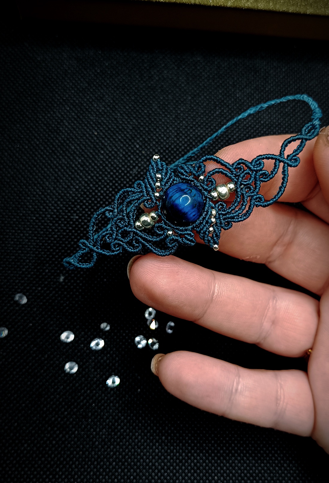 Bratara Frunze Micromacrame cu Ochi de tigru albastru - bijuterii - brățări - brățări din pietre semiprețioase - Artynos.ro