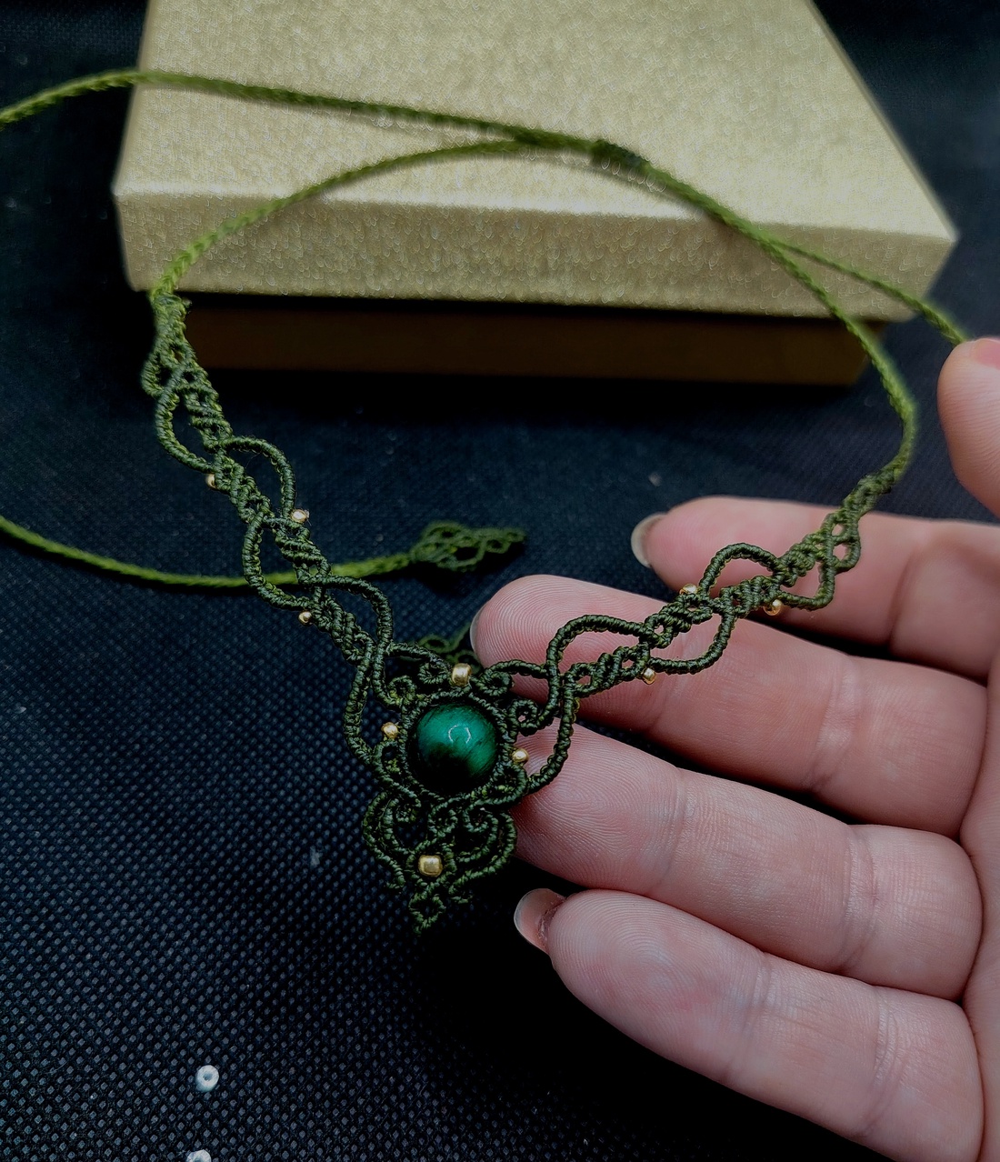 Choker Delicat Verde Olive Micromacrame Cu Ochi de Tigru  - bijuterii - coliere - chockere - Artynos.ro