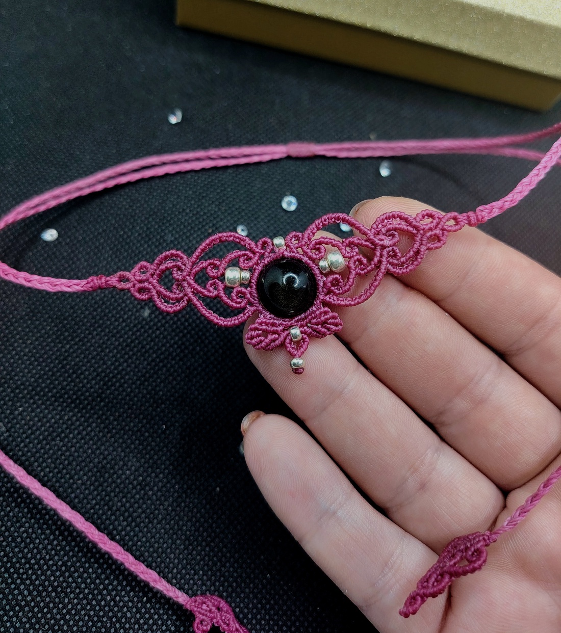 Colier macrame choker roz cu obsidian   - bijuterii - coliere - chockere - Artynos.ro