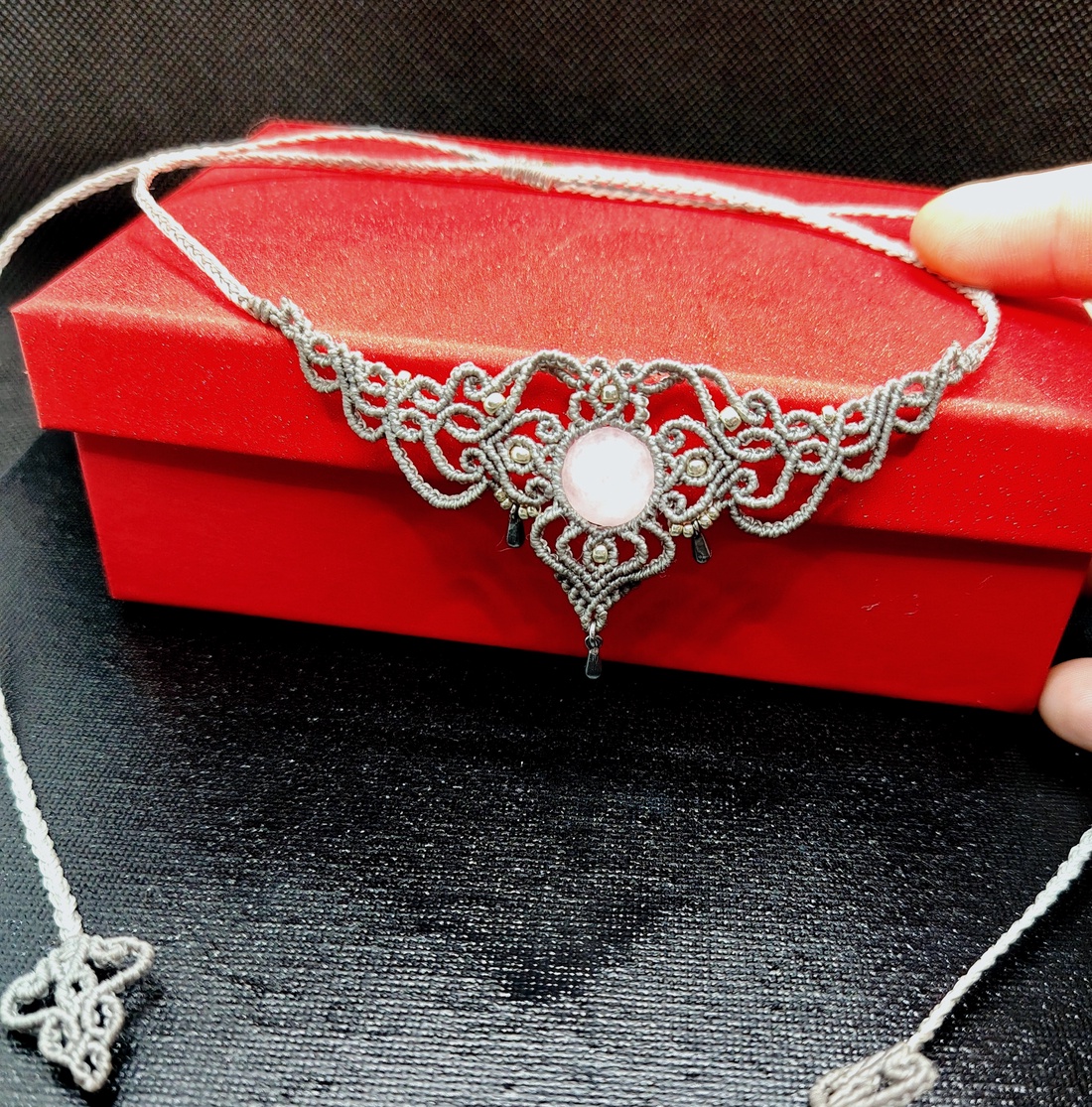 Colier Choker Gri Delicat Micromacrame Cuart Roz - bijuterii - coliere - chockere - Artynos.ro