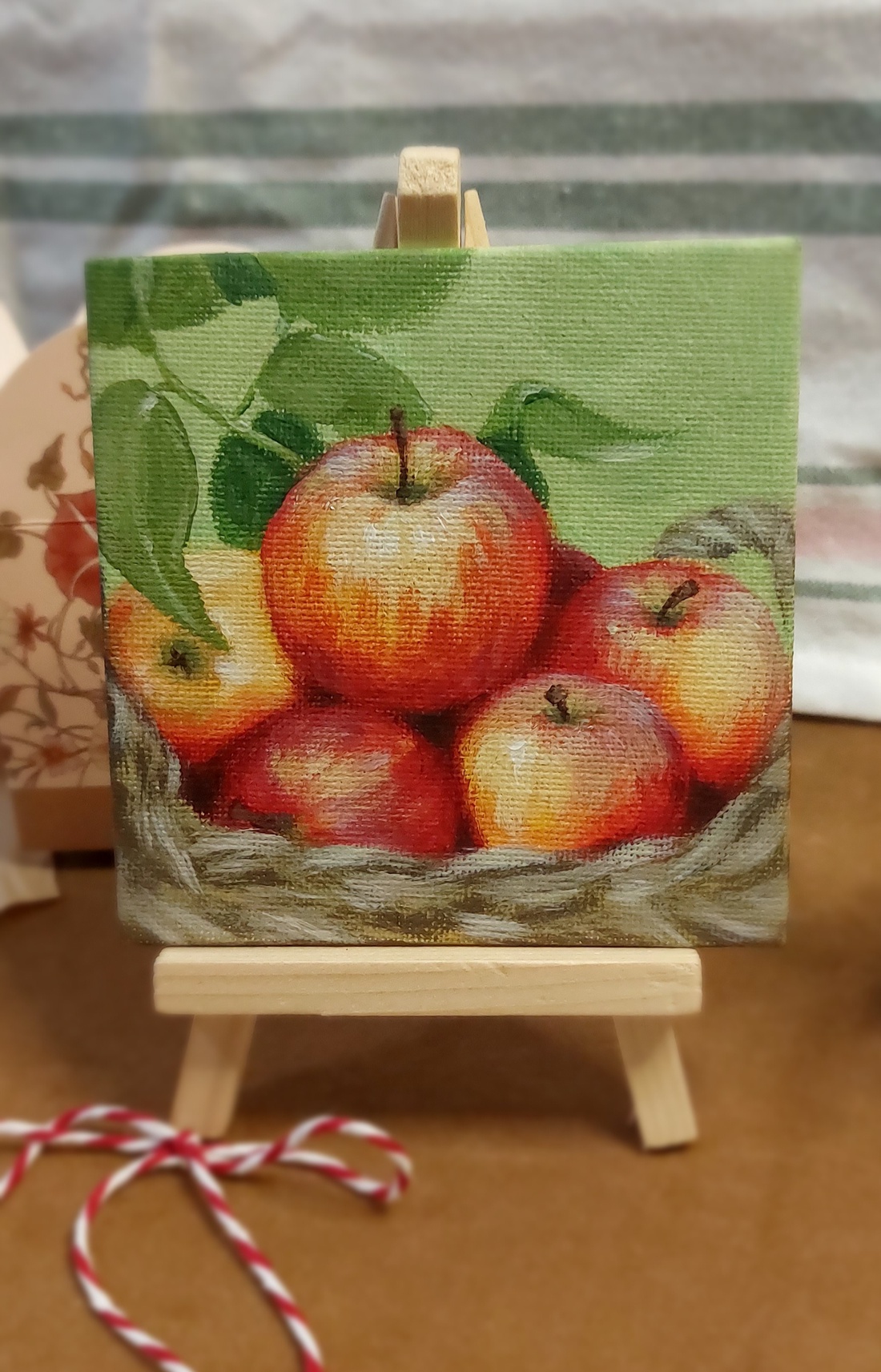 Martisor delicios mere - bijuterii - mărțișor - Artynos.ro