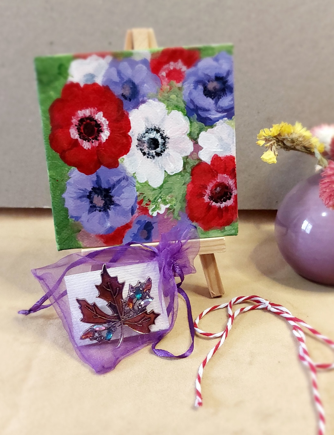 Mărțișor colorat cu flori - bijuterii - mărțișor - Artynos.ro
