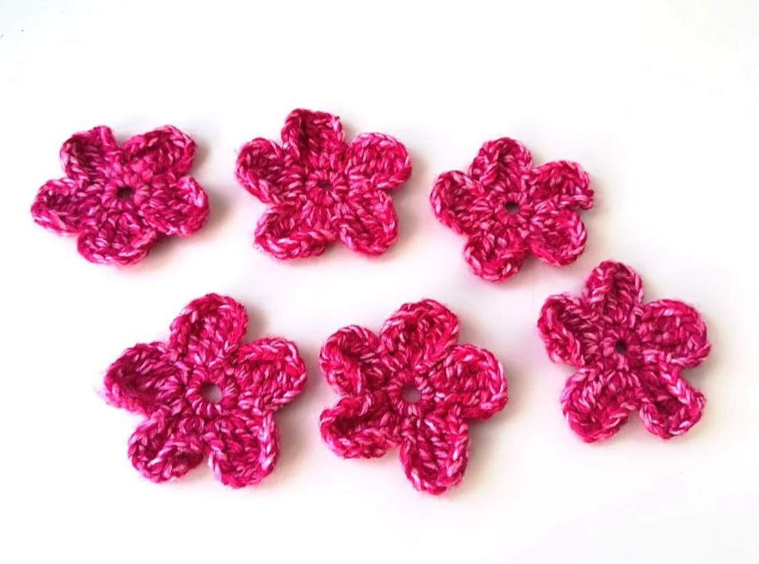Set 5 flori crosetate - accessorii și unelte - accesorii decorative - alte accesorii - Artynos.ro Set 5 flori crosetate - accessorii și unelte - accesorii decorative - alte accesorii - Artynos.ro