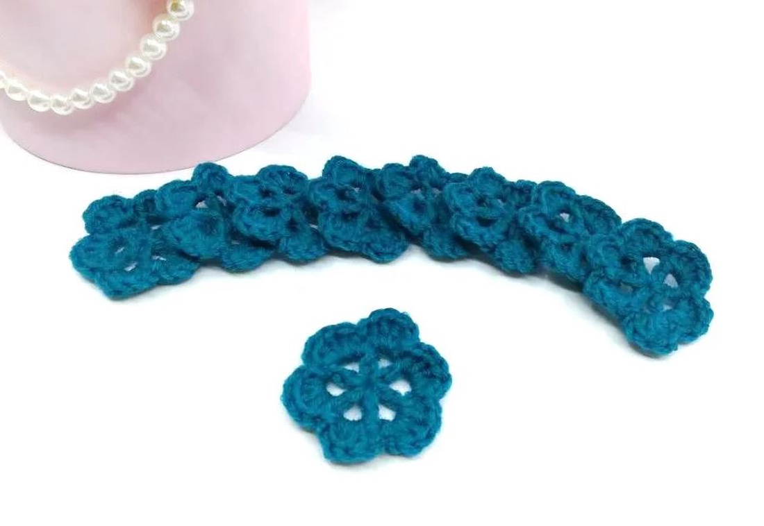 Set 3 flori crosetate - accessorii și unelte - accesorii decorative - alte accesorii - Artynos.ro Set 3 flori crosetate - accessorii și unelte - accesorii decorative - alte accesorii - Artynos.ro