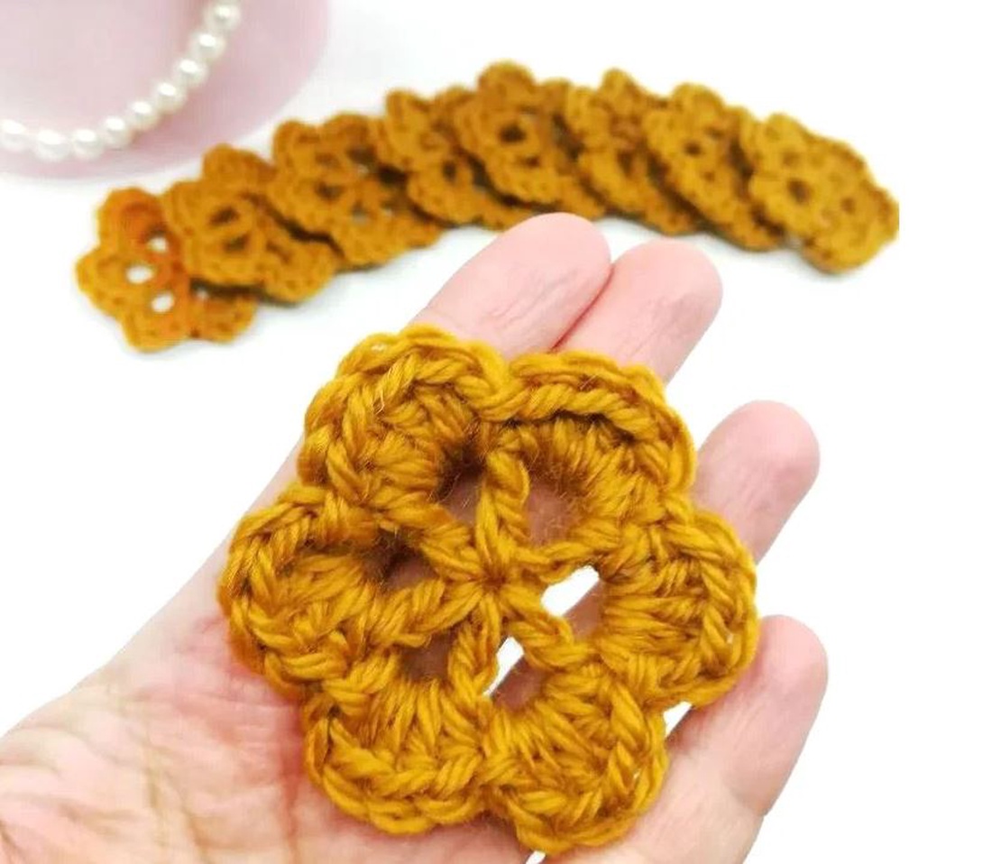 Set 3 flori crosetate - accessorii și unelte - accesorii decorative - alte accesorii - Artynos.ro Set 3 flori crosetate - accessorii și unelte - accesorii decorative - alte accesorii - Artynos.ro