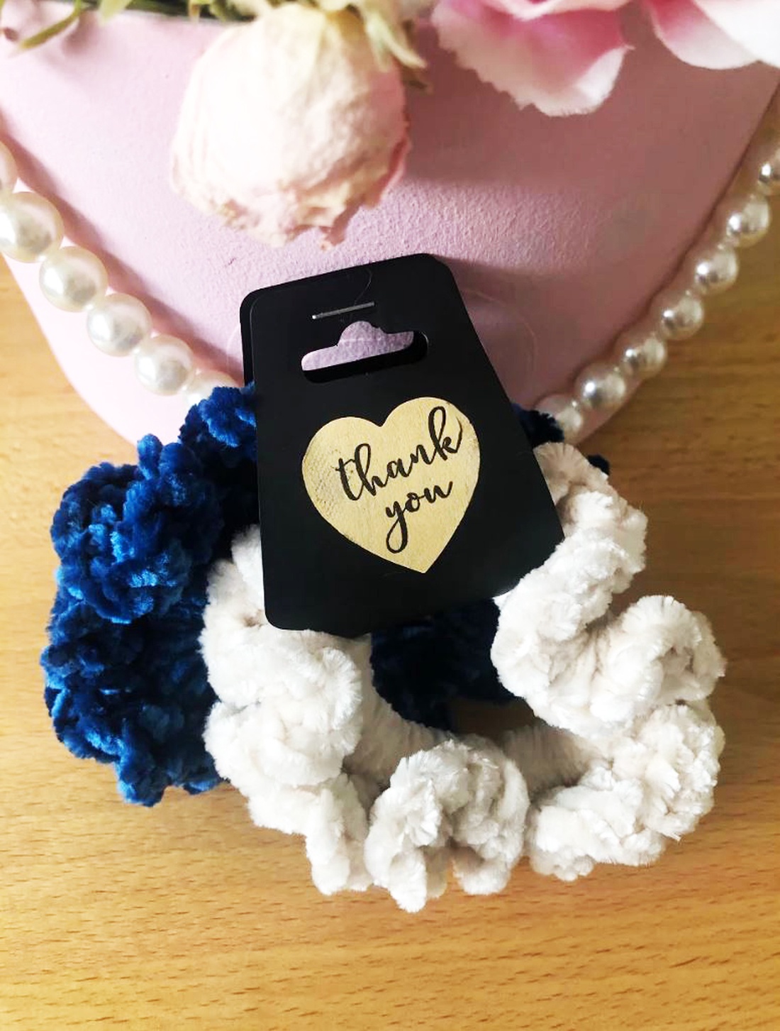 2 x Scrunchie crosetat manual - îmbrăcăminte și modă - accesorii păr - elastic de păr - Artynos.ro 2 x Scrunchie crosetat manual - îmbrăcăminte și modă - accesorii păr - elastic de păr - Artynos.ro