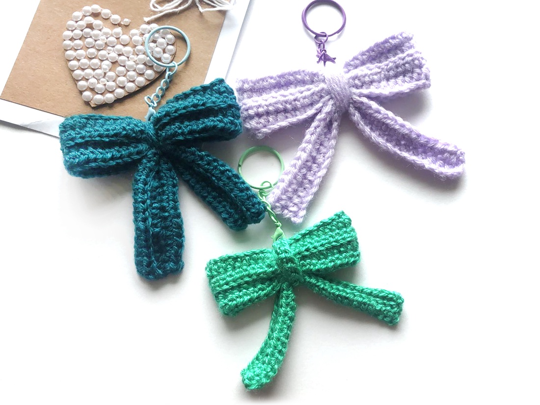 Breloc fundita crosetat manual - geantă și husă - accesorii genți - breloc - Artynos.ro Breloc fundita crosetat manual - geantă și husă - accesorii genți - breloc - Artynos.ro