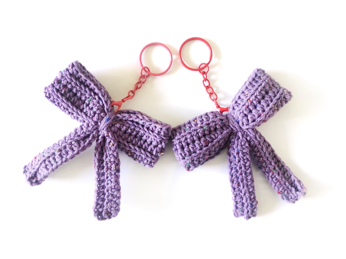 Breloc fundita crosetat manual - geantă și husă - accesorii genți - breloc - Artynos.ro Breloc fundita crosetat manual - geantă și husă - accesorii genți - breloc - Artynos.ro