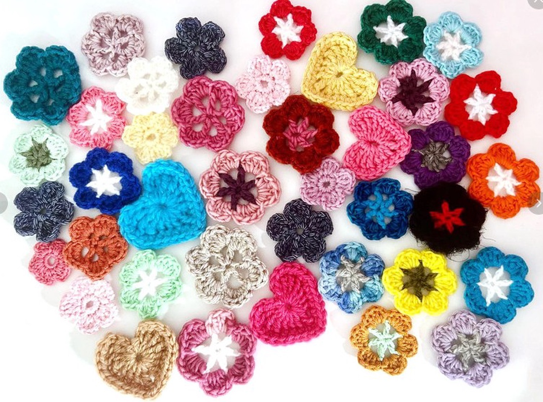 Lot flori si inimi crosetate - accessorii și unelte - obiecte de decorare - textil de decorare - Artynos.ro Lot flori si inimi crosetate - accessorii și unelte - obiecte de decorare - textil de decorare - Artynos.ro