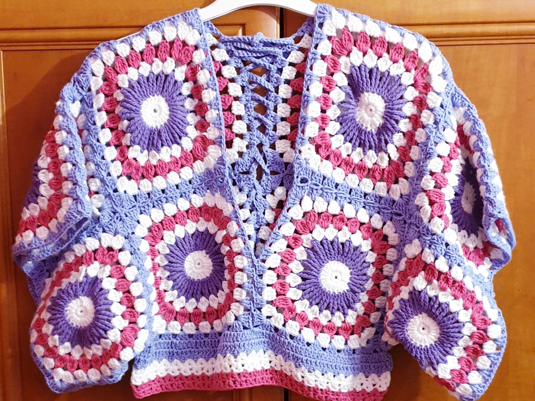 Vestă din patrate granny cu sireturi si decolteu reglabil - îmbrăcăminte și modă - haine damă - vestă femei - Artynos.ro